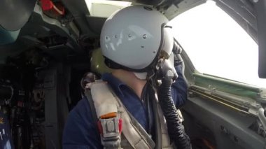 Kask içinde pilot