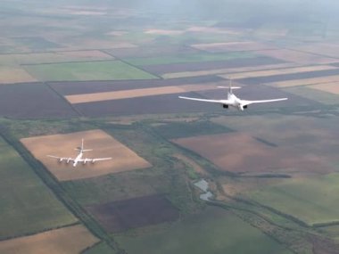 İki bombacısı oluşumunda sinek