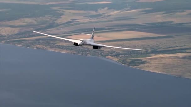 Tu-160 bombplanen skakar hans vingar — Stockvideo
