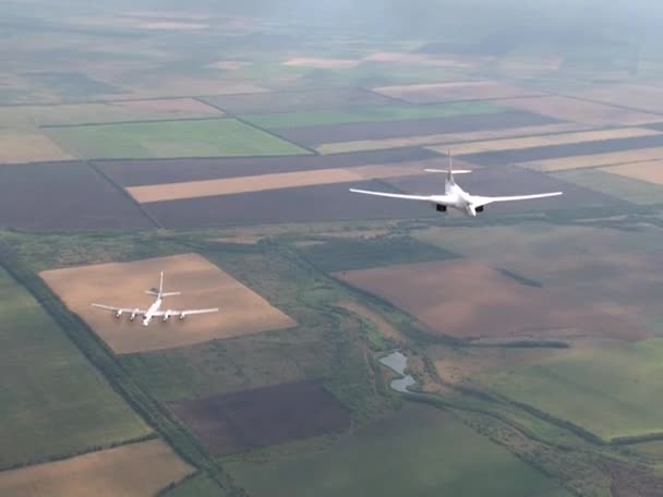 Två bombplan flyger i formation — Stockvideo