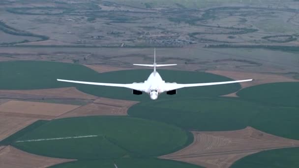 Bombardeiro russo sobre os campos — Vídeo de Stock