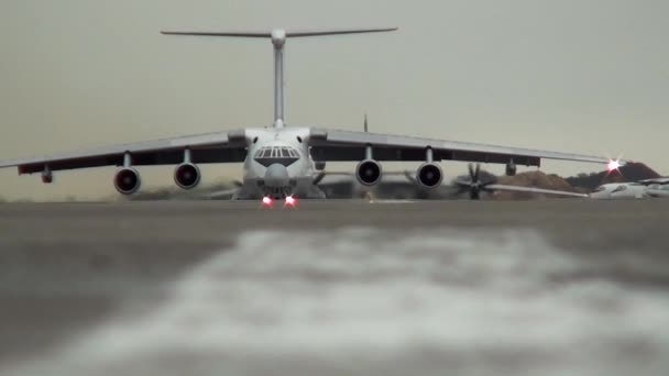 Twee transport vliegtuigen, ze heersen op het vliegveld — Stockvideo