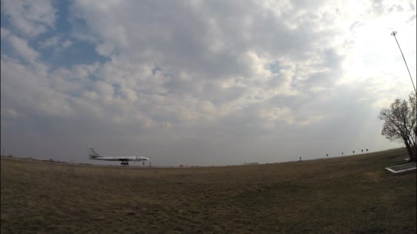 Aterragem de avião Tu-95 — Vídeo de Stock