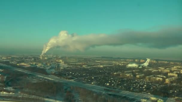 Het vervoer vliegtuig vliegt over de stad — Stockvideo