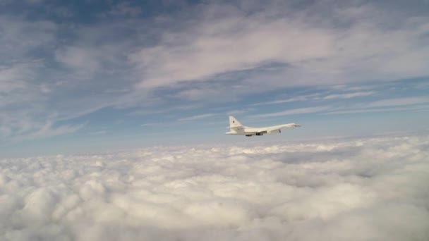 Bulutlar bir arka plan üzerinde bir askeri uçak — Stok video