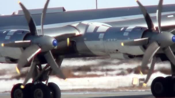 Die Propeller des Flugzeugs drehen sich — Stockvideo