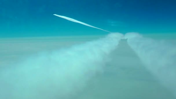 Vapor trail behind the plane — Stock Video