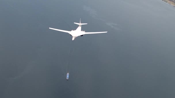 Russian bomber Tu-160 over the ship — Stock Video