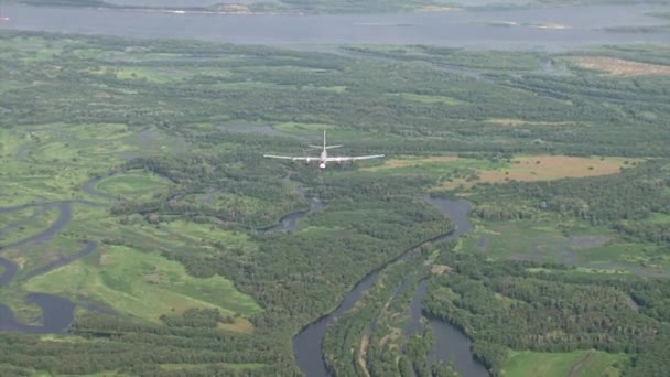 Tu-95 sobrevolando el lecho del río — Vídeos de Stock