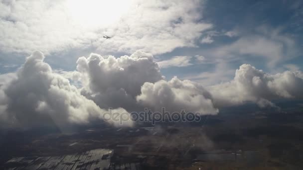 Un avión militar sobre un fondo de nubes — Vídeo de stock