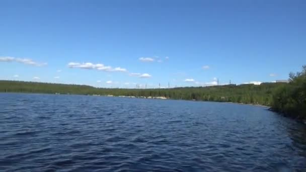 Panorama krajiny lake shore vlny ostrov — Stock video