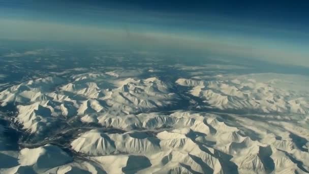 Montañas nevadas . — Vídeo de stock