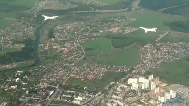 Een paar bommenwerpers over de stad — Stockvideo