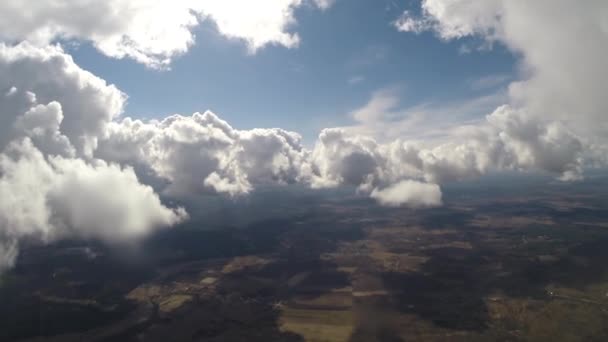 Durch die Wolken fliegen — Stockvideo