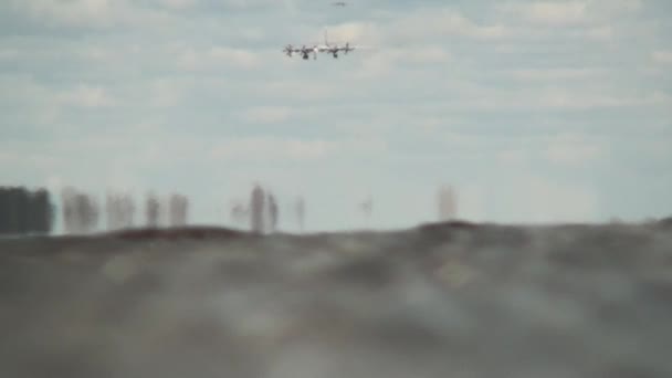 Flugzeug macht Landung — Stockvideo