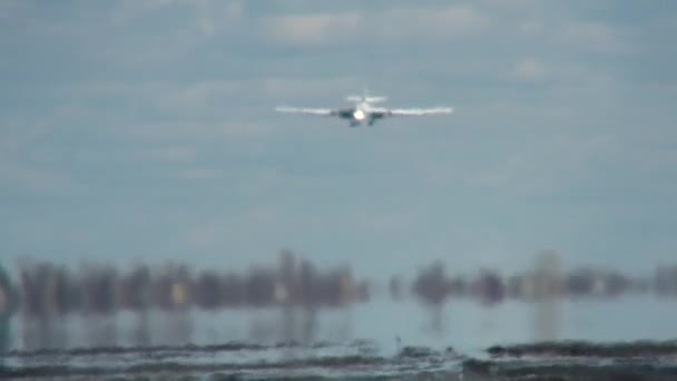 El avión realiza el aterrizaje — Vídeos de Stock