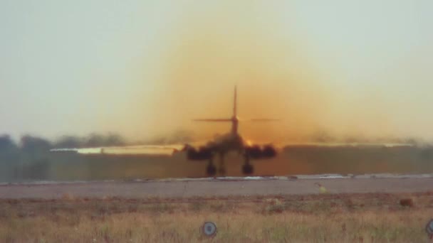 El avión realiza el despegue — Vídeo de stock