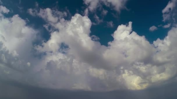Latające w pobliżu chmury — Wideo stockowe