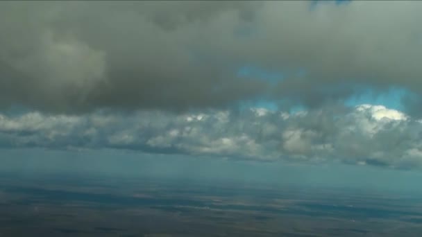 Flyg under moln — Stockvideo