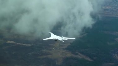 Tu-160 bulutların üzerinde uçuyor