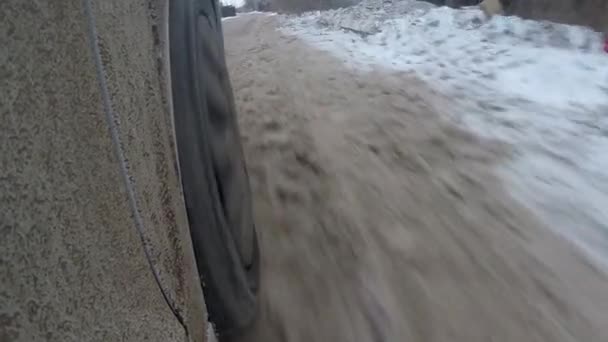 La rueda de un coche en movimiento — Vídeos de Stock