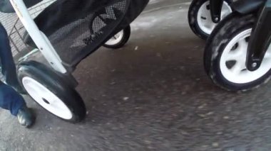 Dört tekerlekli bebek arabası