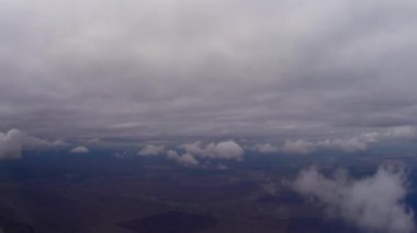 Kümülüs bulutlar altında uçan