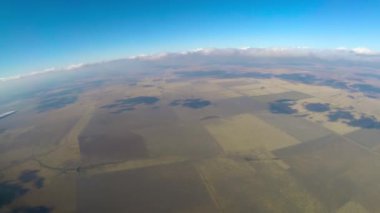 Bulutların üstünde sırayla kanat