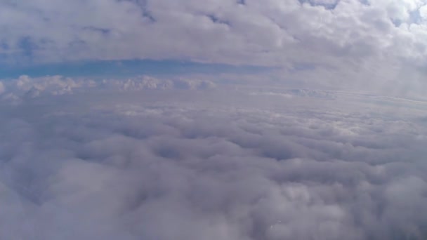 De omkering tussen de wolken — Stockvideo