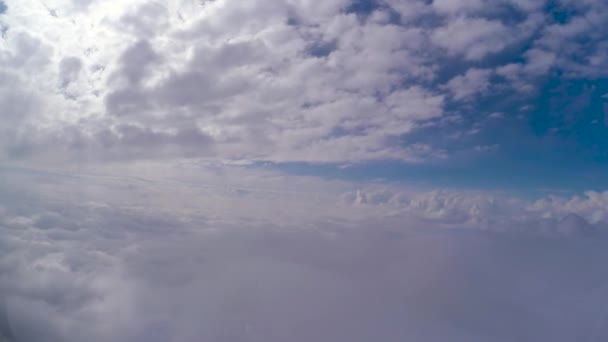 Vuelo a través de nubes de múltiples capas — Vídeo de stock