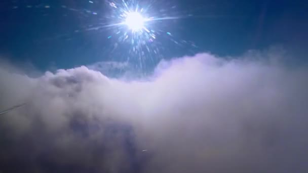 A asa do avião através das nuvens — Vídeo de Stock