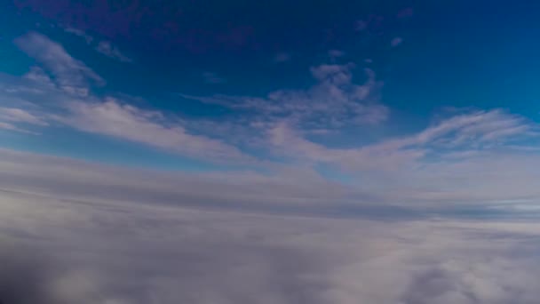 Reduktion und Eintritt in die Wolken — Stockvideo