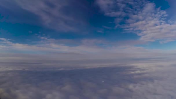 Repülés, a háttérben a felhők — Stock videók