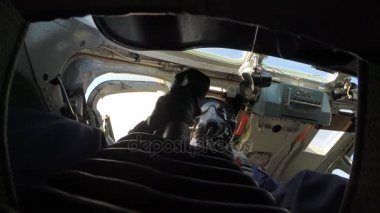Pilot uçak kontrol eder.