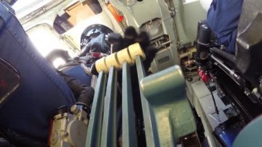 Kamera pilot aşağıdan vuruyor