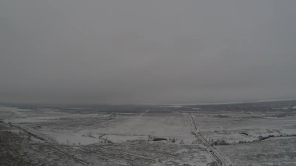 Landing van de winter op een bewolkte dag — Stockvideo