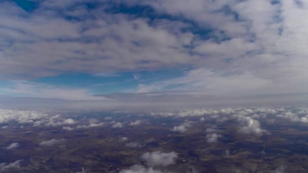 Vliegen onder cirruswolken — Stockvideo