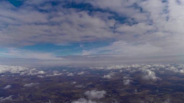 Volando bajo las nubes de Cirrus — Vídeo de stock