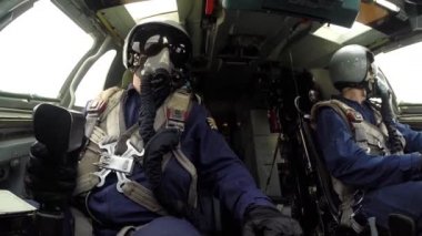 İki pilot kokpitte