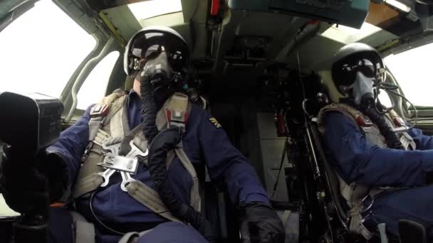 Zwei Piloten testen den Umgang mit — Stockvideo