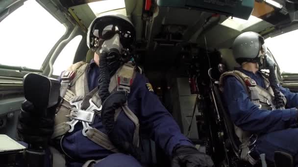 Två piloter i cockpit — Stockvideo