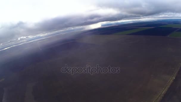 Gira bajo las nubes — Vídeo de stock