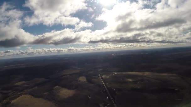 Volando entre las nubes y la tierra — Vídeo de stock