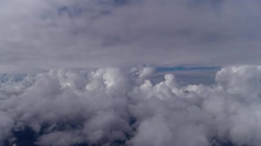 Bulutlar iki kat arasında uçan