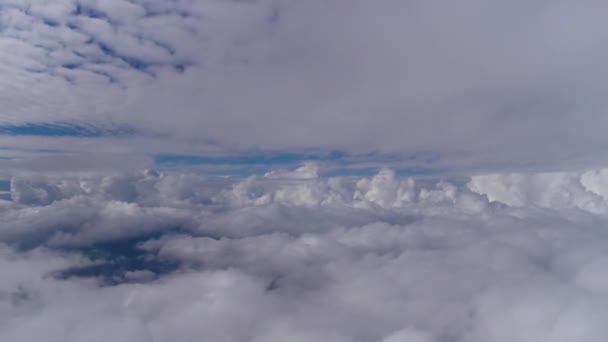 Vlucht in multi-gelaagde wolken — Stockvideo