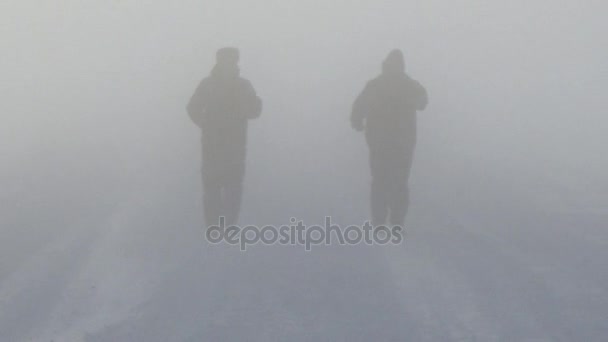 Duas pessoas no nevoeiro — Vídeo de Stock