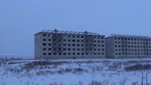 被遗弃的房子在冬天 — 图库视频影像