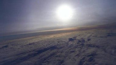 Güneş bulutların arasından parlıyor.