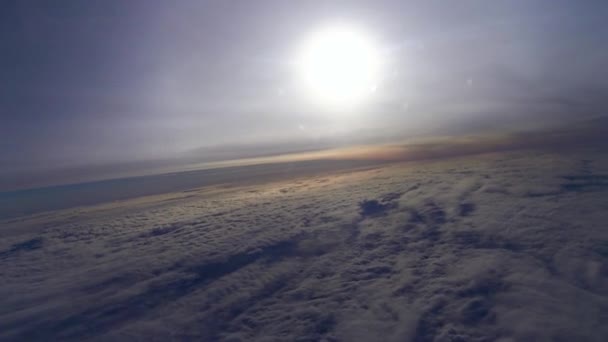 太陽は雲の中を輝いている — ストック動画