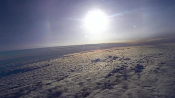 El sol sobre las nubes — Vídeos de Stock